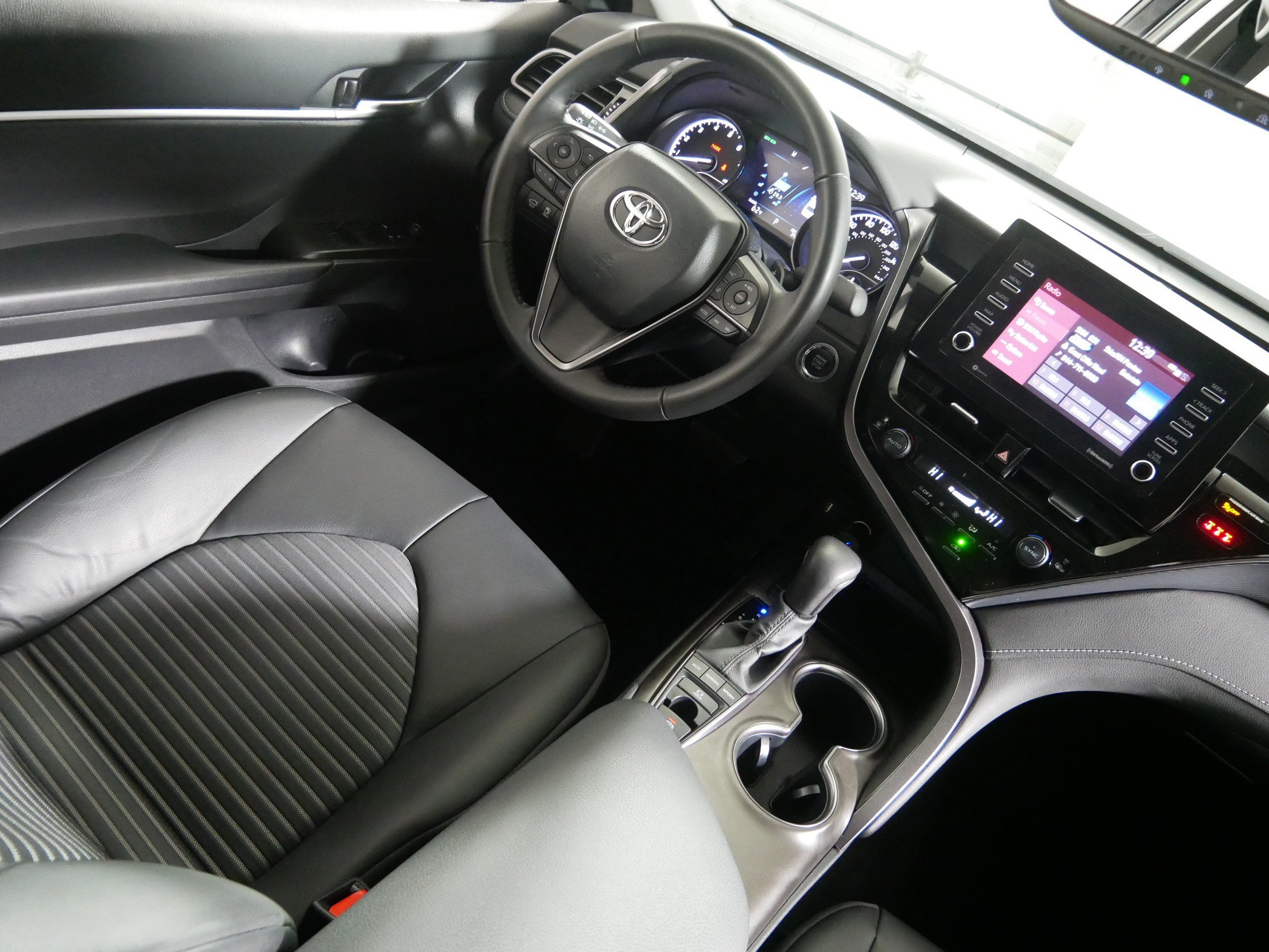 Used 2023 Toyota Camry SE w/ Convenience Package AWD/4WD image 9