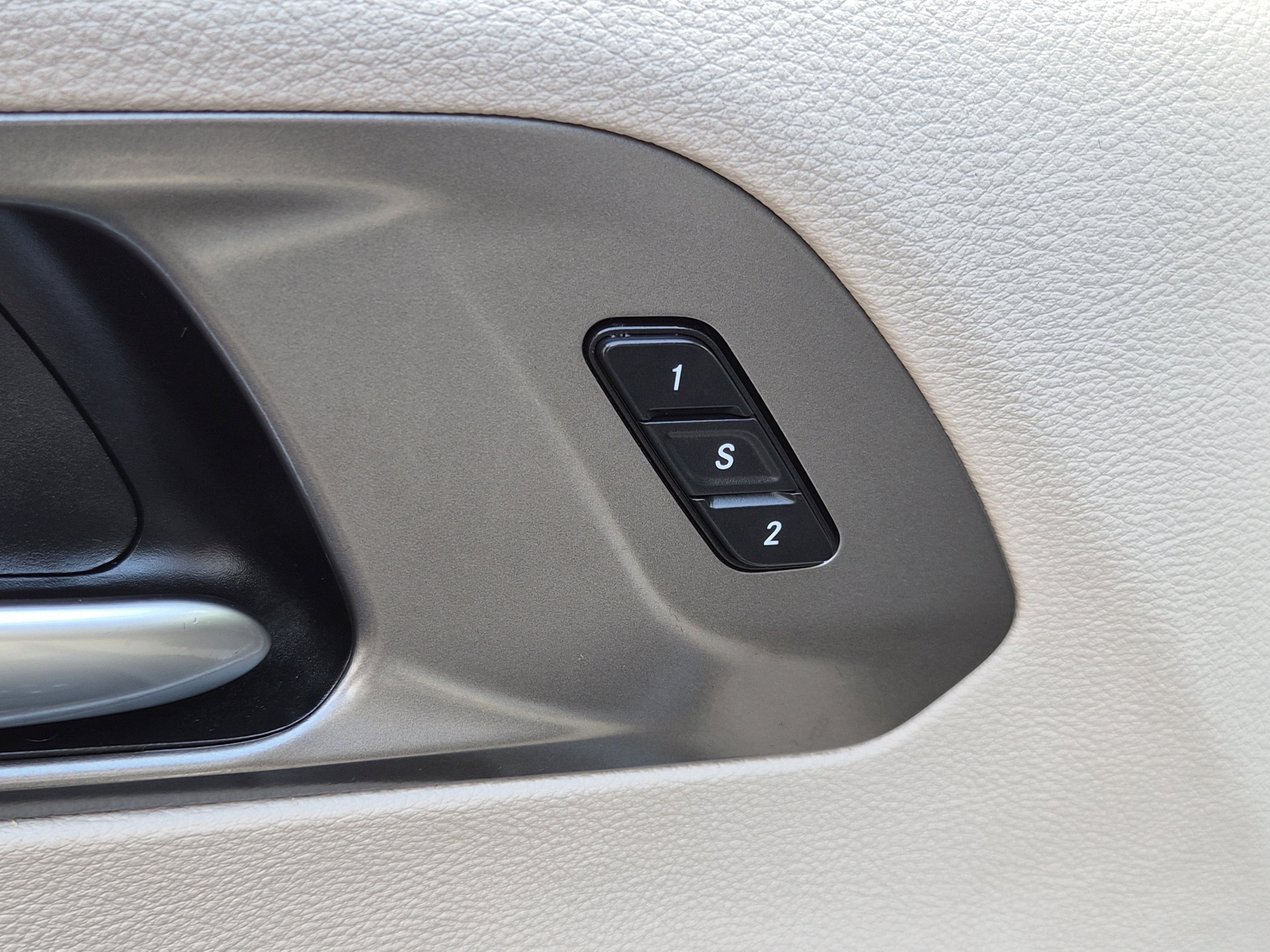 Used 2022 Chrysler Pacifica Touring-L image 18