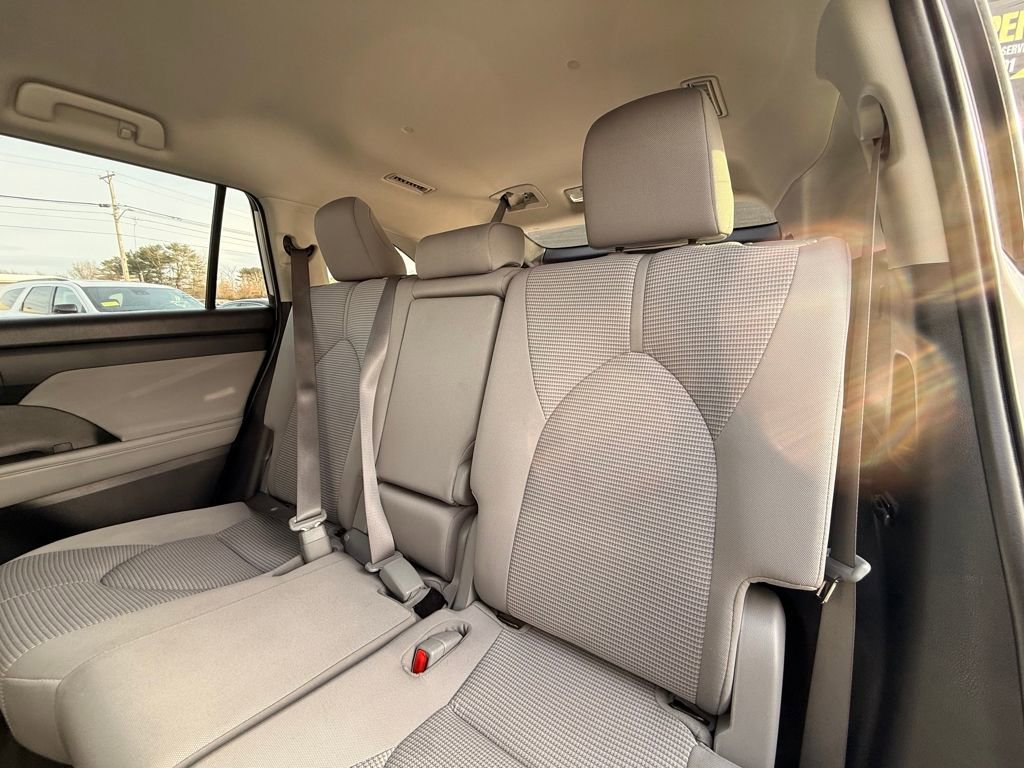 Used 2022 Toyota Highlander LE image 15