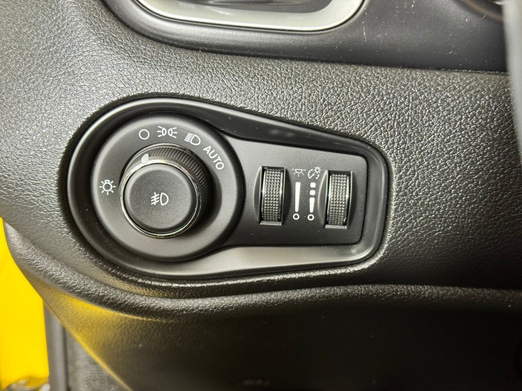 Used 2018 Jeep Renegade Latitude w/ Cold Weather Group AWD/4WD image 21