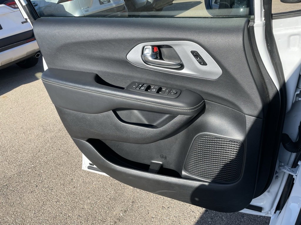 Used 2025 Chrysler Pacifica Limited image 52