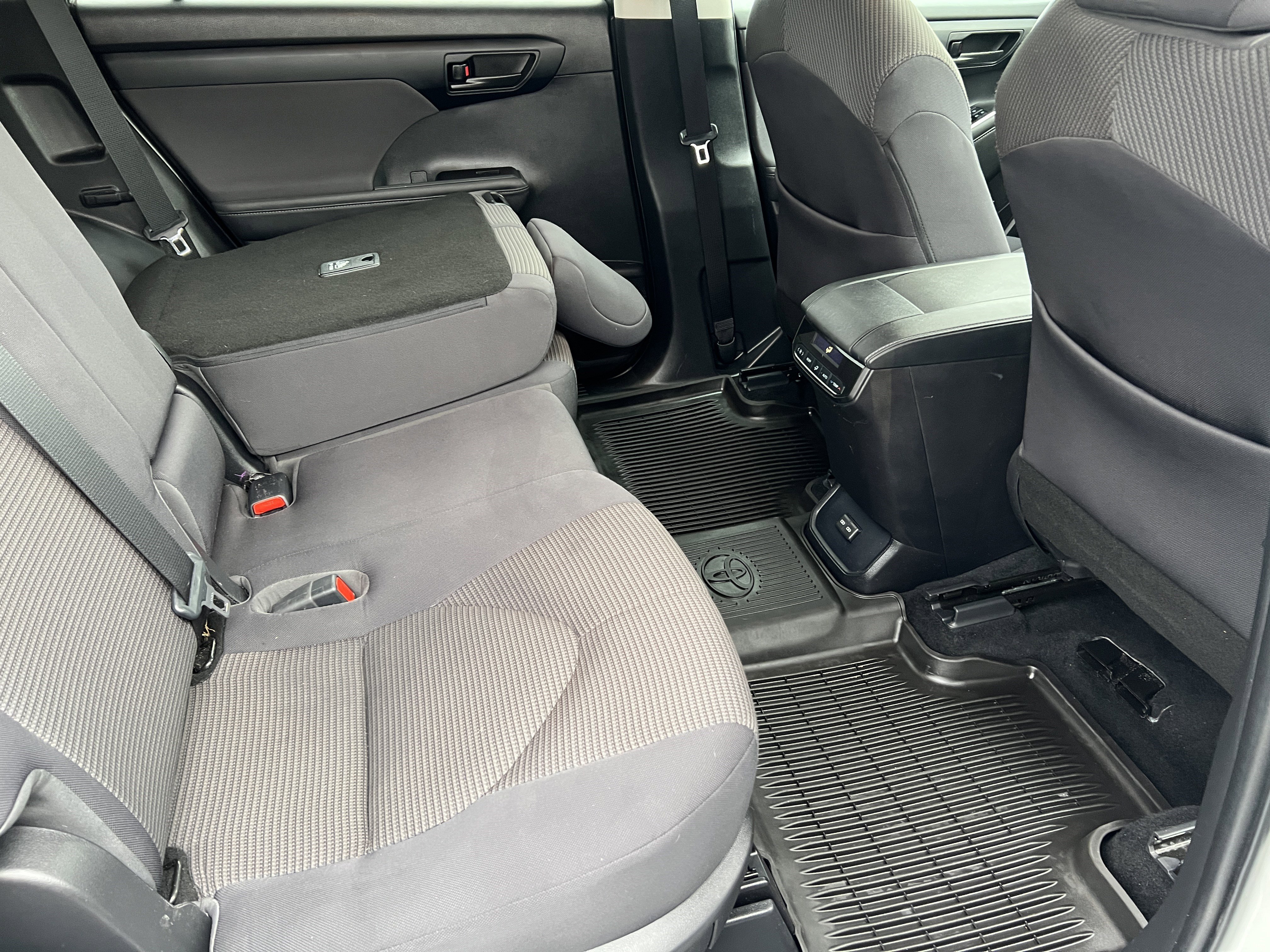 Used 2022 Toyota Highlander L image 23