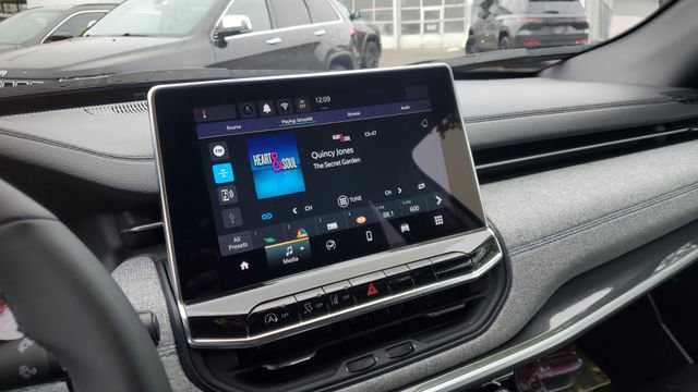 Certified 2024 Jeep Compass Latitude image 12