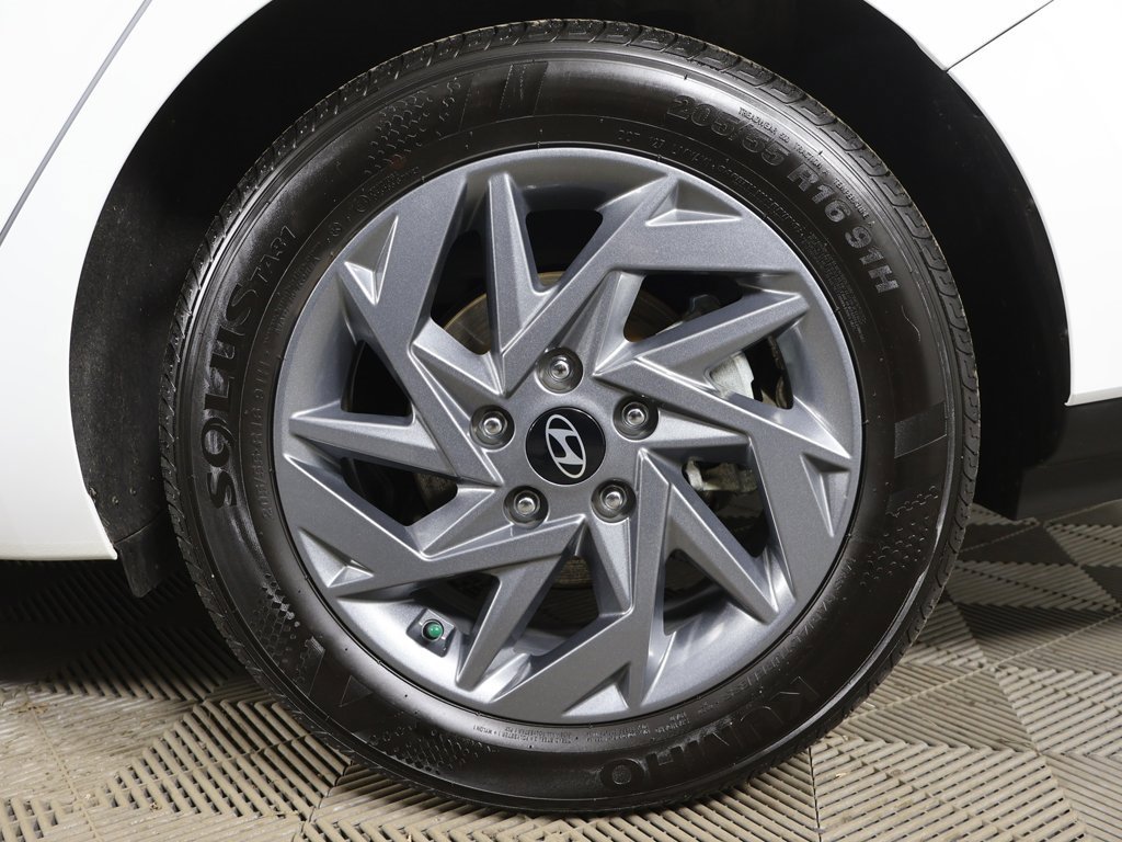 Used 2025 Hyundai Elantra Blue image 18