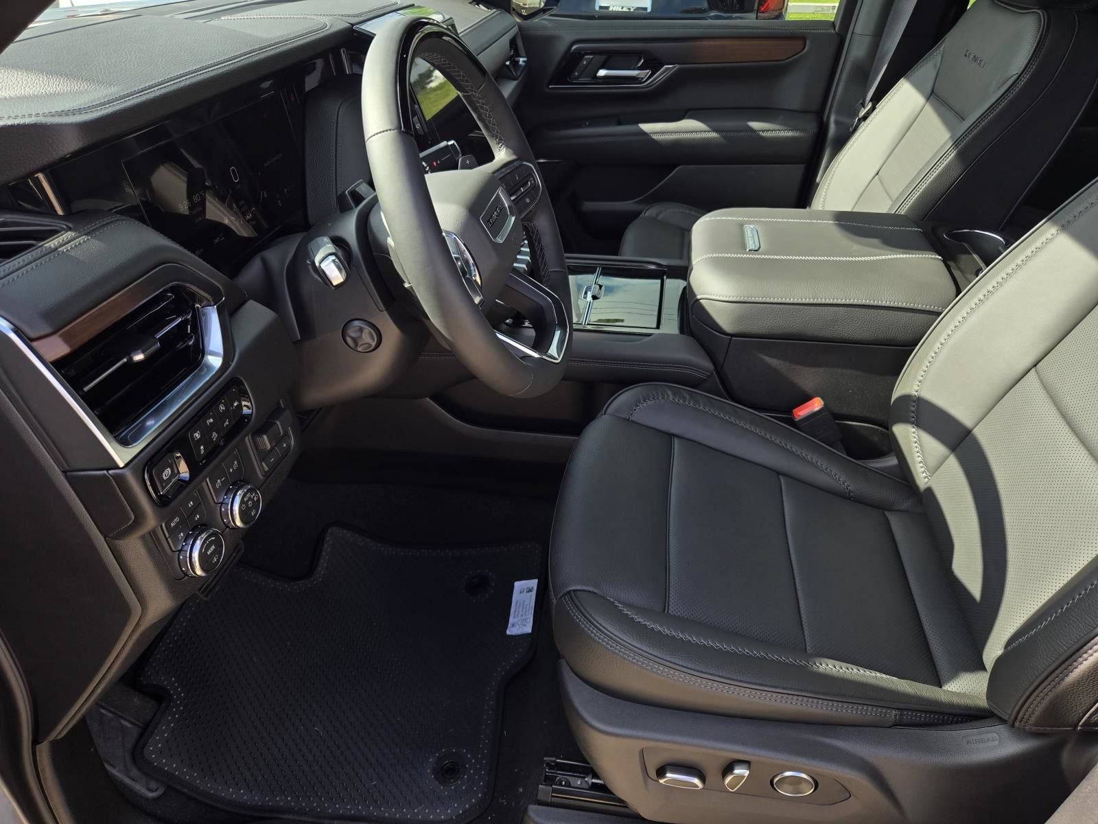 New 2026 GMC Yukon Denali w/ Denali Reserve Package AWD/4WD image 8