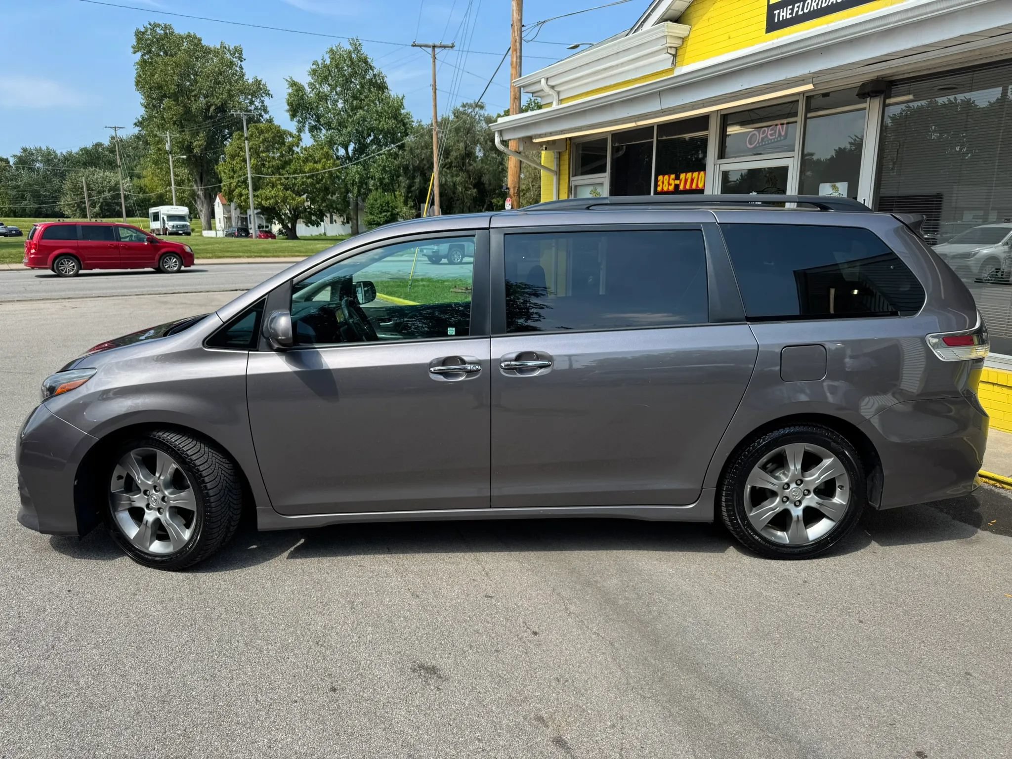 Used 2015 Toyota Sienna SE w/ SE Preferred Package FWD image 3