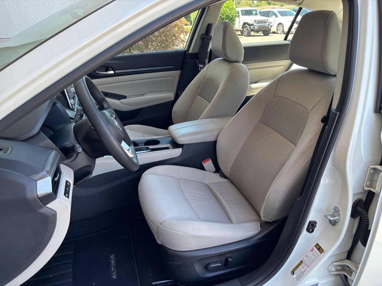 Used 2025 Nissan Altima 2.5 SV FWD image 37