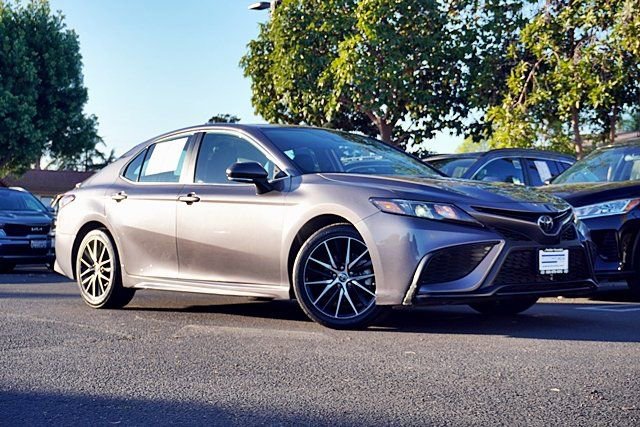 Used 2023 Toyota Camry SE image 2