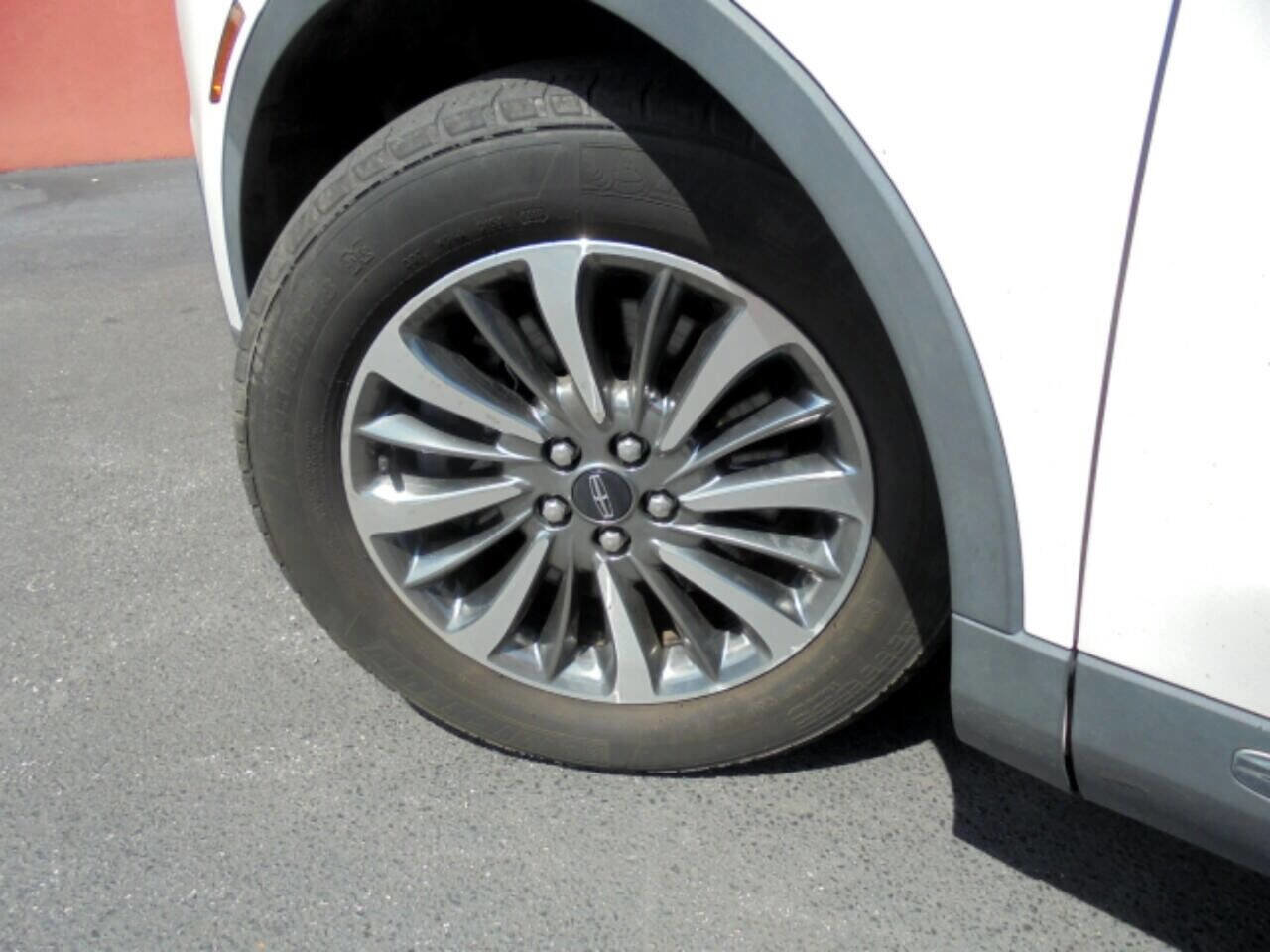 Used 2019 Lincoln Nautilus Select image 25