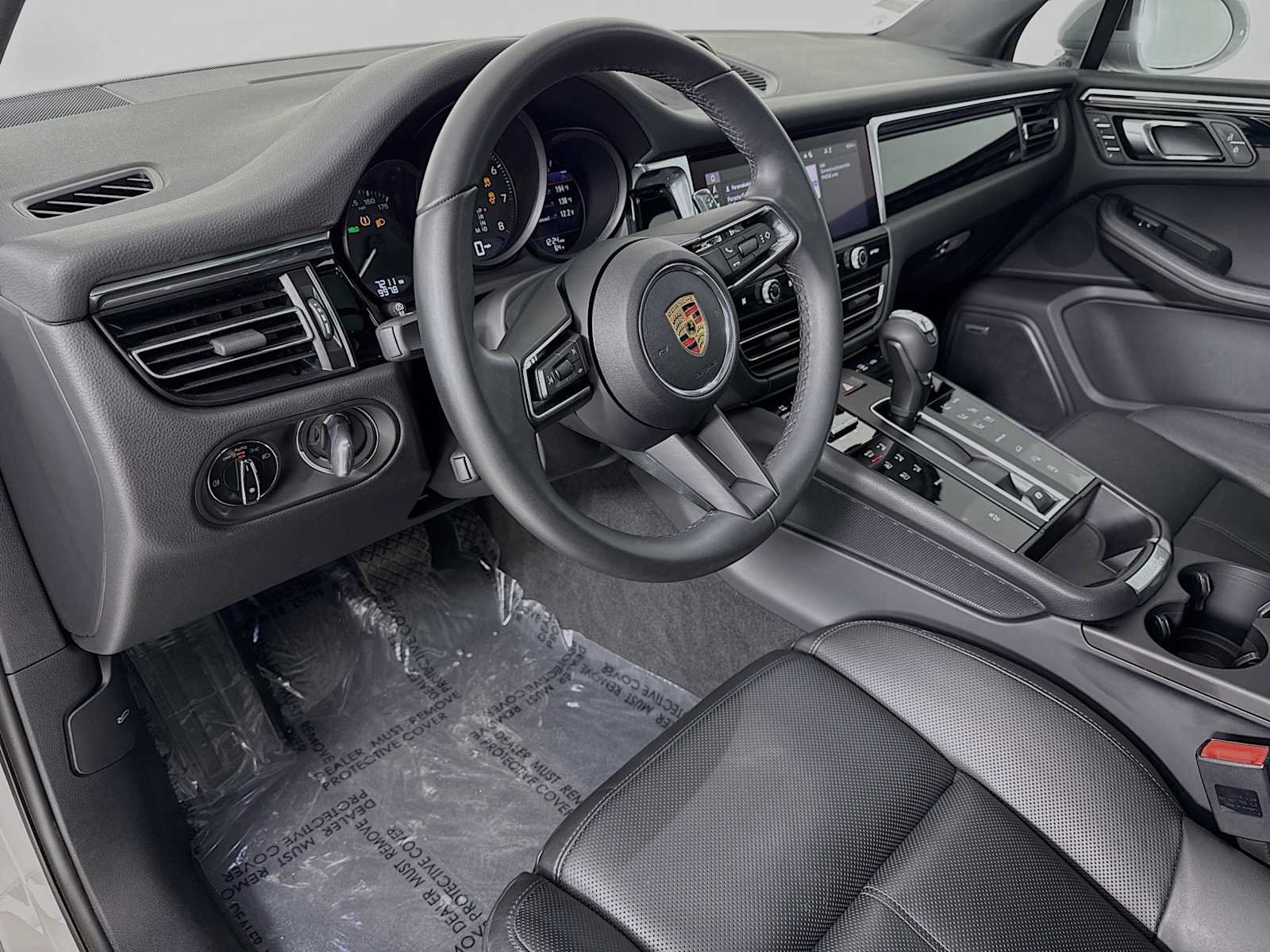 Certified 2025 Porsche Macan AWD/4WD image 4