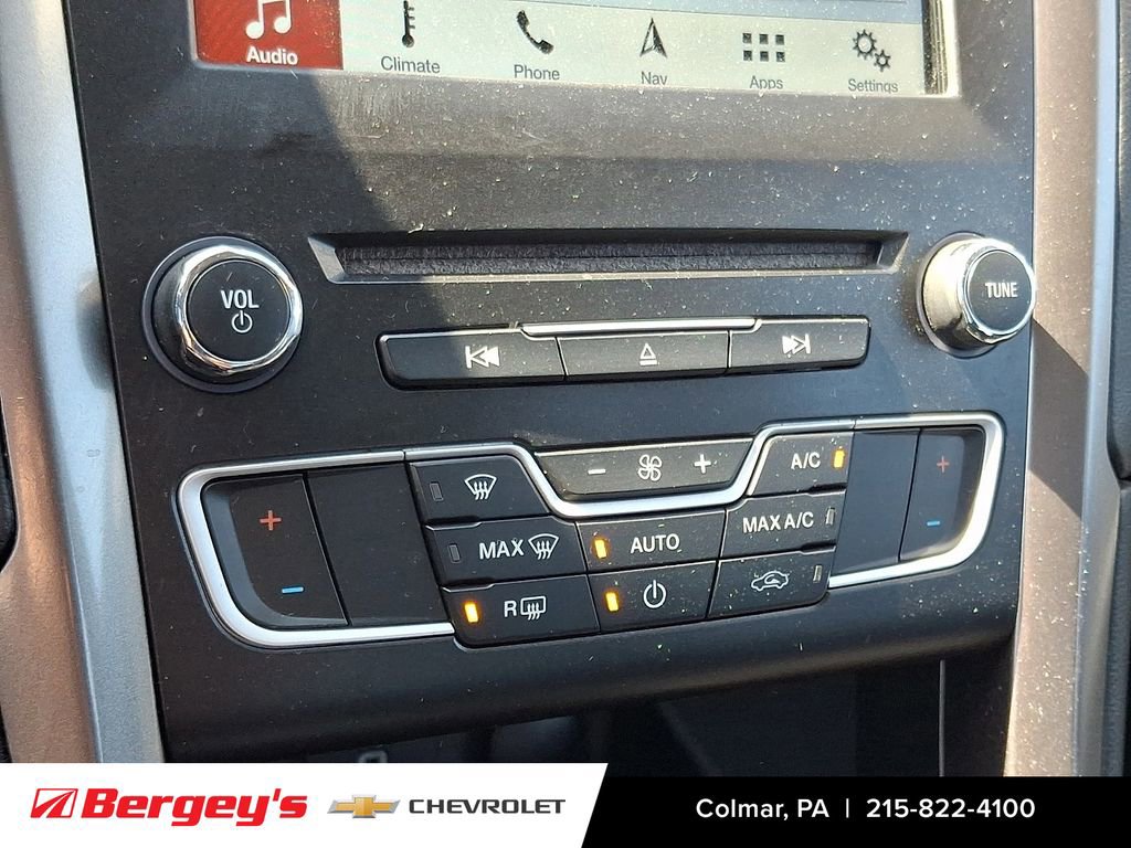 Used 2017 Ford Fusion SE w/ Fusion SE Technology Package FWD image 17