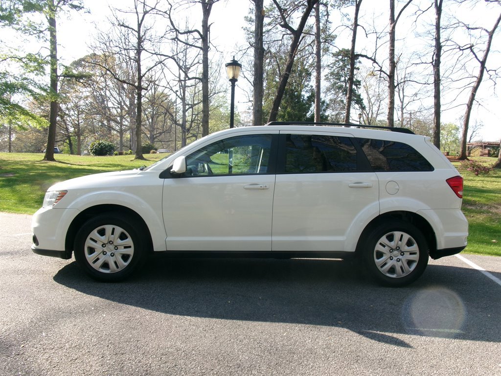 Used 2019 Dodge Journey SE w/ Connectivity Group FWD image 8