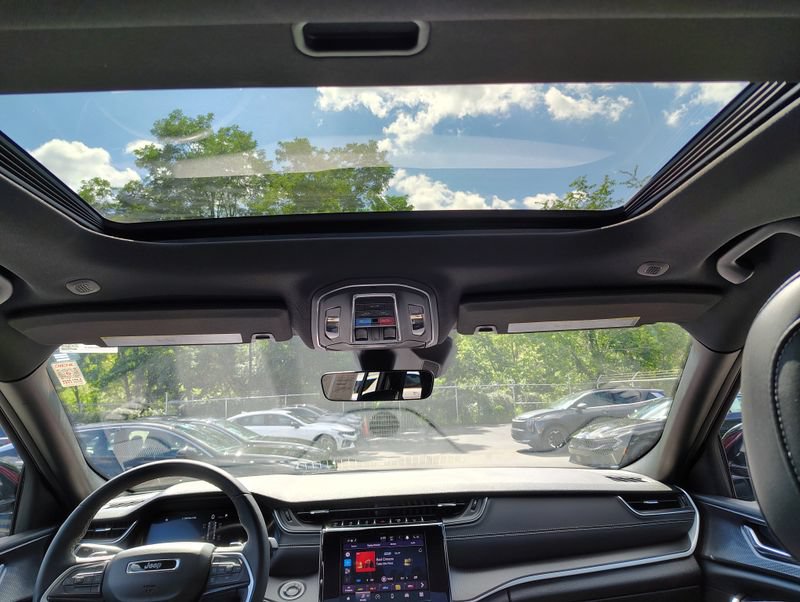 Used 2025 Jeep Grand Cherokee Altitude AWD/4WD image 20