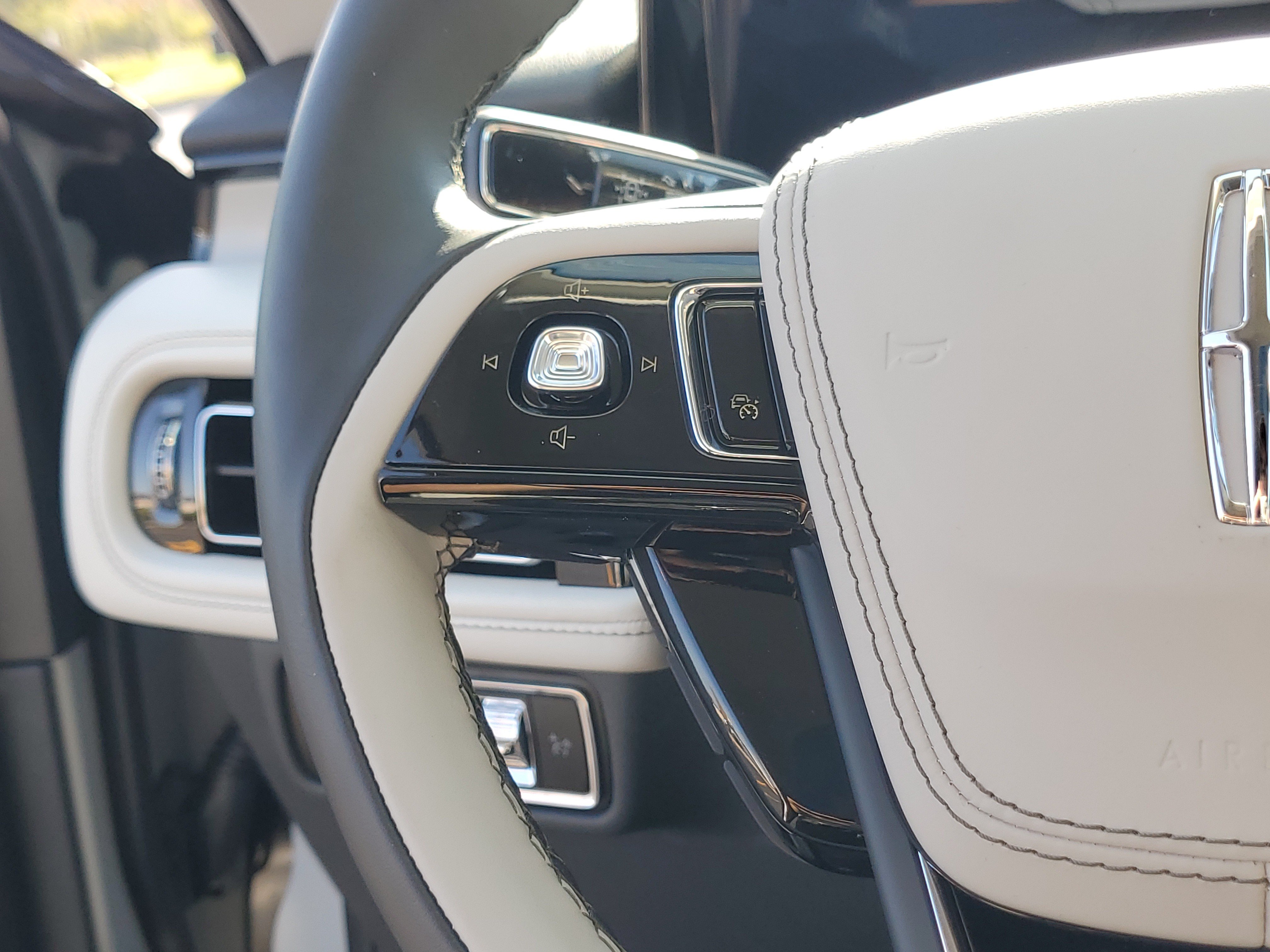 New 2027 Lincoln Aviator Reserve w/ Jet Appearance Package AWD/4WD image 16