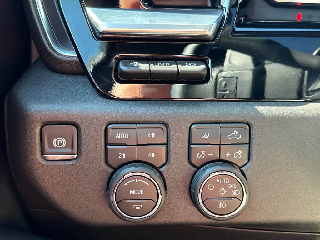 Certified 2026 Chevrolet Silverado 1500 High Country AWD/4WD image 36