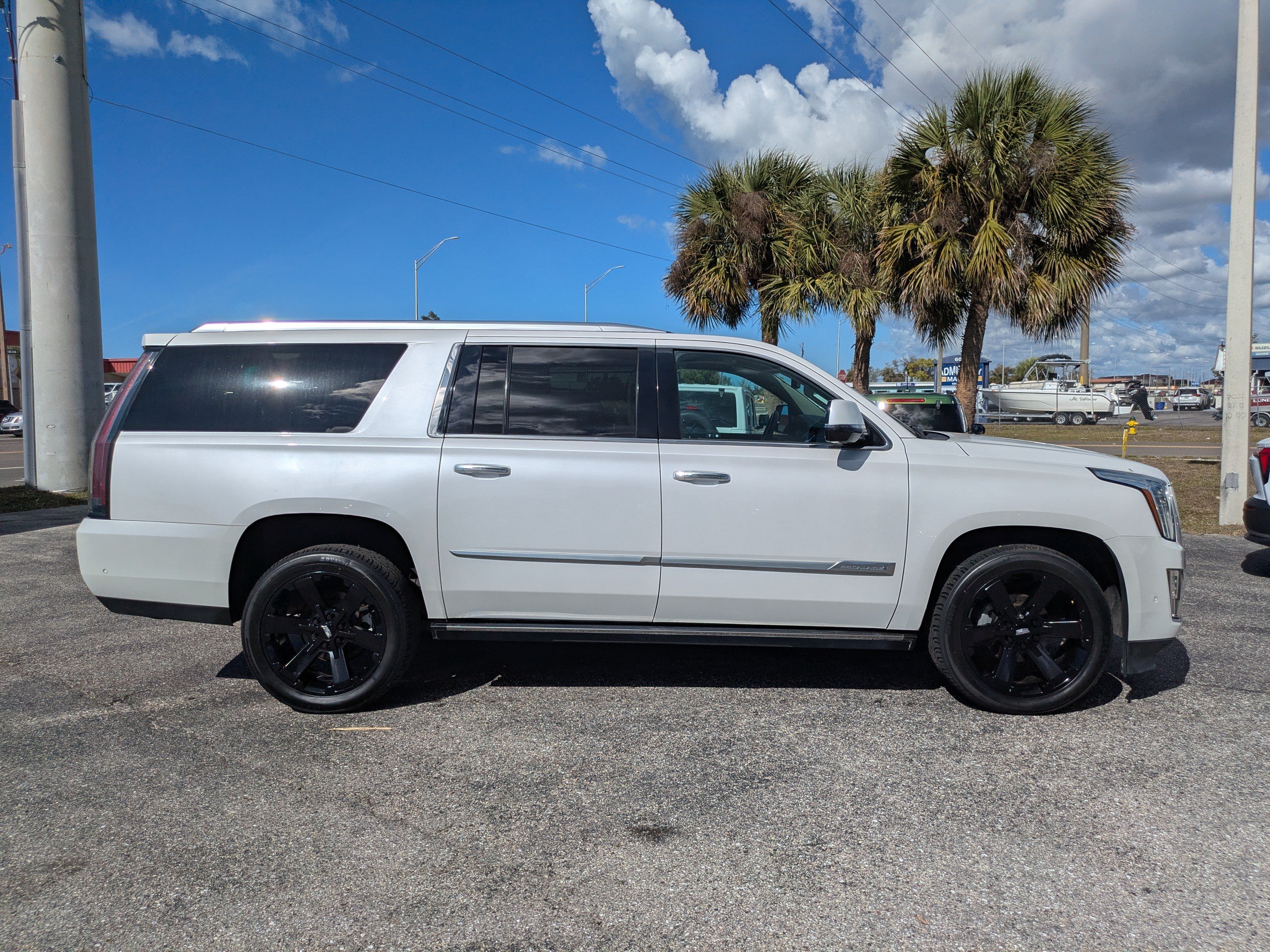 Used 2020 Cadillac Escalade ESV Premium Luxury AWD/4WD image 3