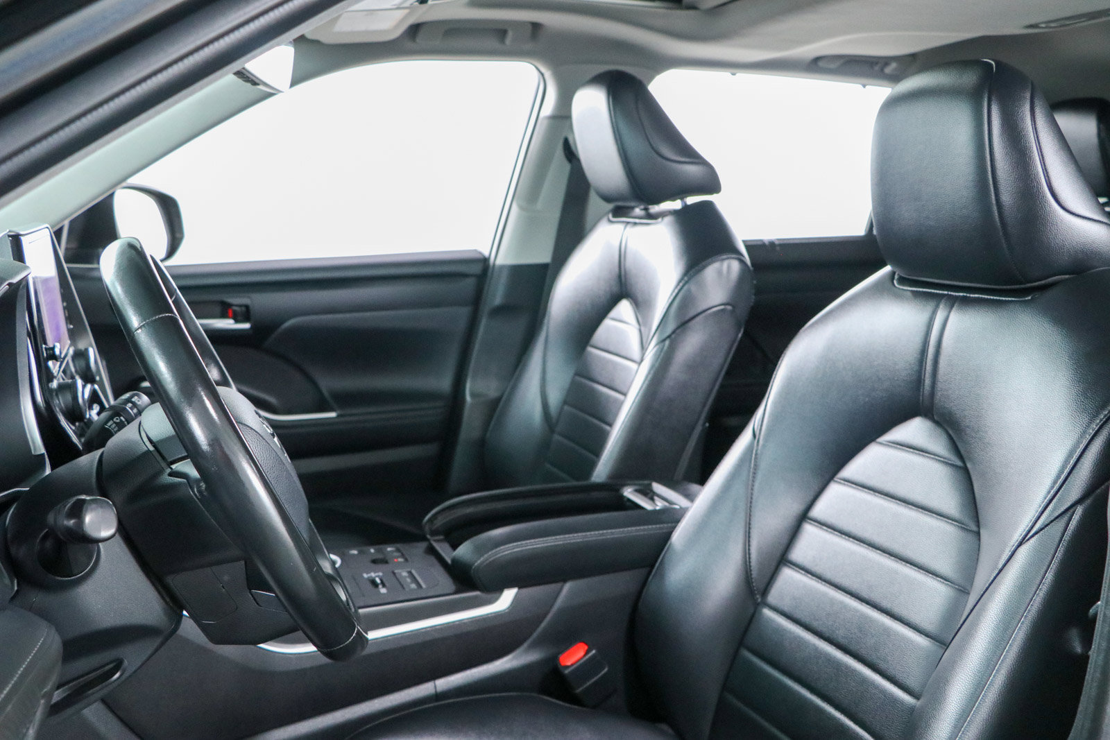 Used 2023 Toyota Highlander XLE AWD/4WD image 25