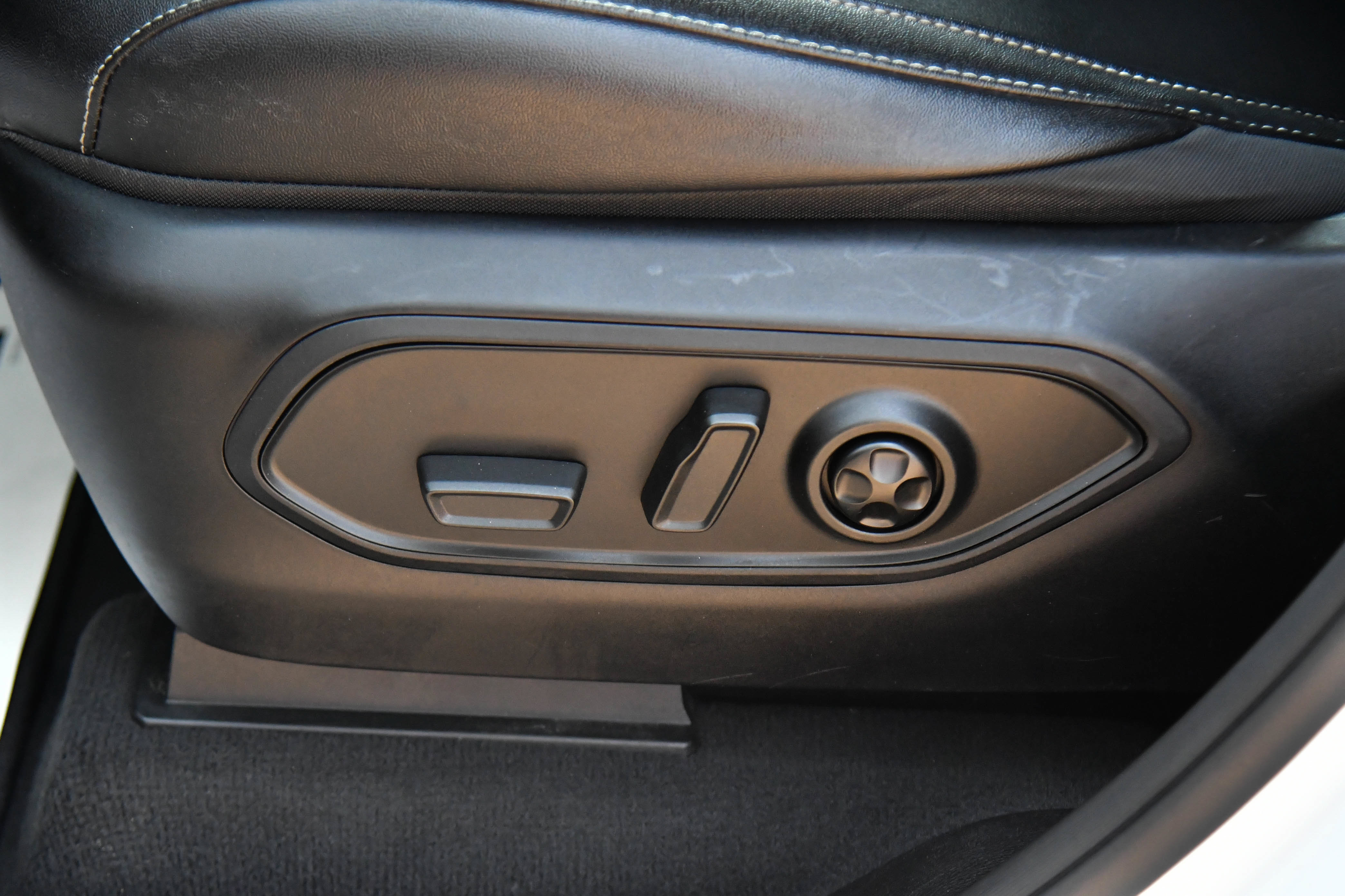 Used 2024 Jeep Grand Cherokee Limited 4xe AWD/4WD image 17