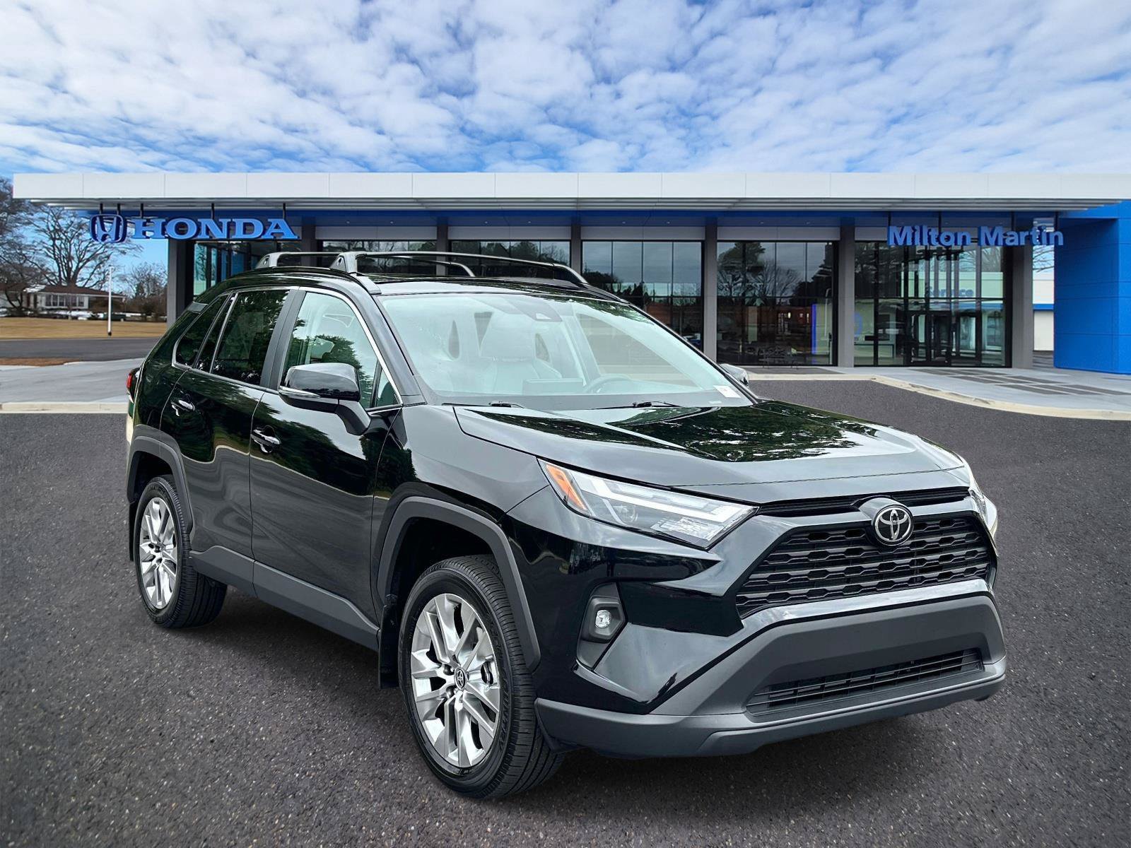 Used 2025 Toyota RAV4 XLE Premium FWD image 1