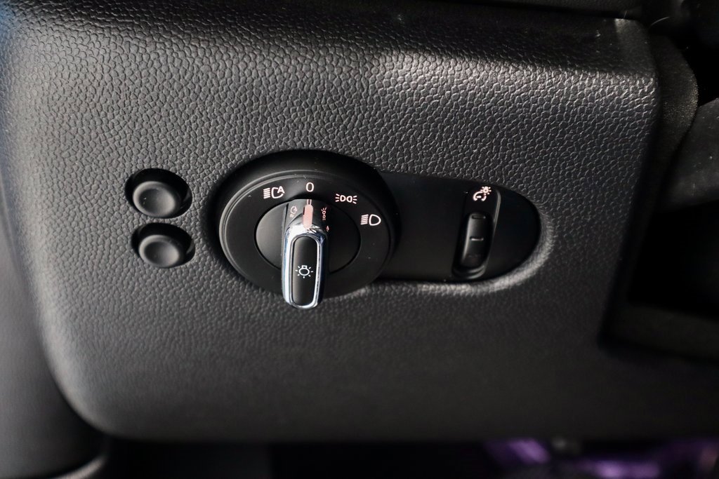 Used 2019 MINI Cooper 4-Door Hardtop w/ Signature Upholstery Package image 29