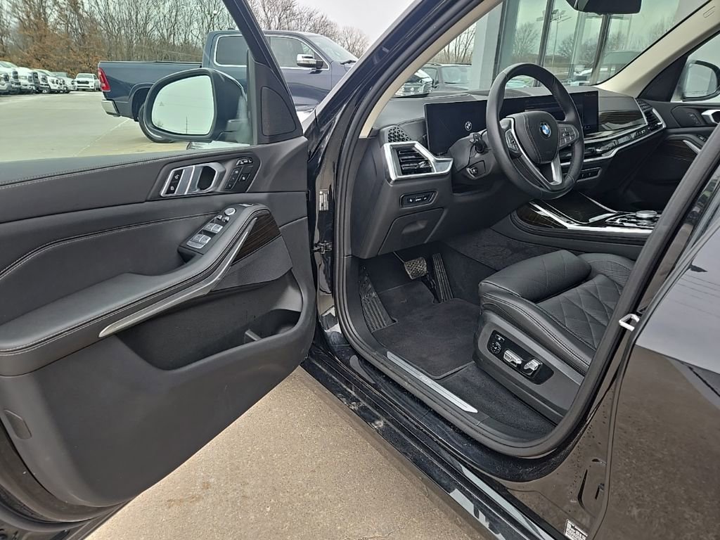 Used 2024 BMW X7 xDrive40i w/ Climate Comfort Package image 30