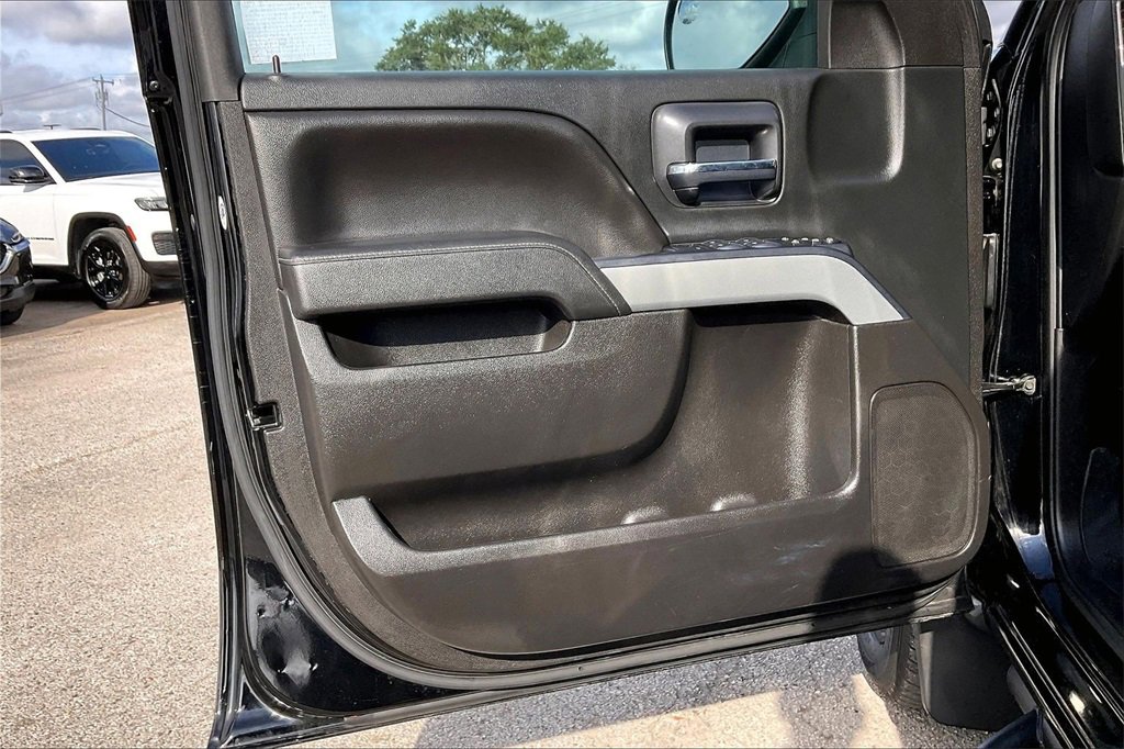 Used 2018 Chevrolet Silverado 1500 LT w/ Redline Edition image 17