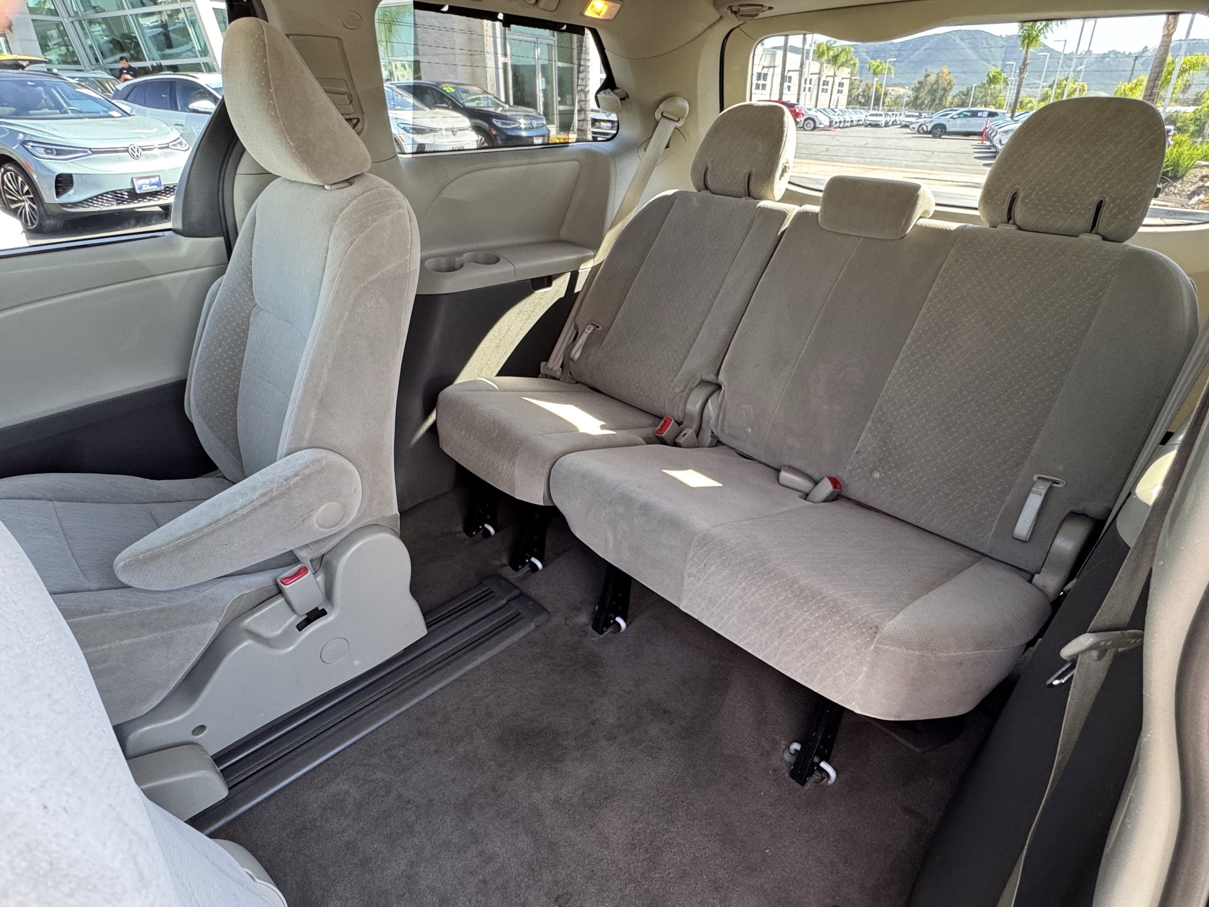 Used 2017 Toyota Sienna LE FWD image 34