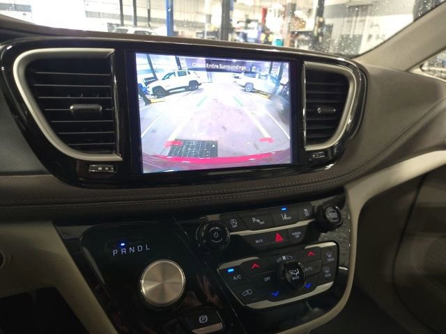 Used 2021 Chrysler Pacifica Touring-L image 14