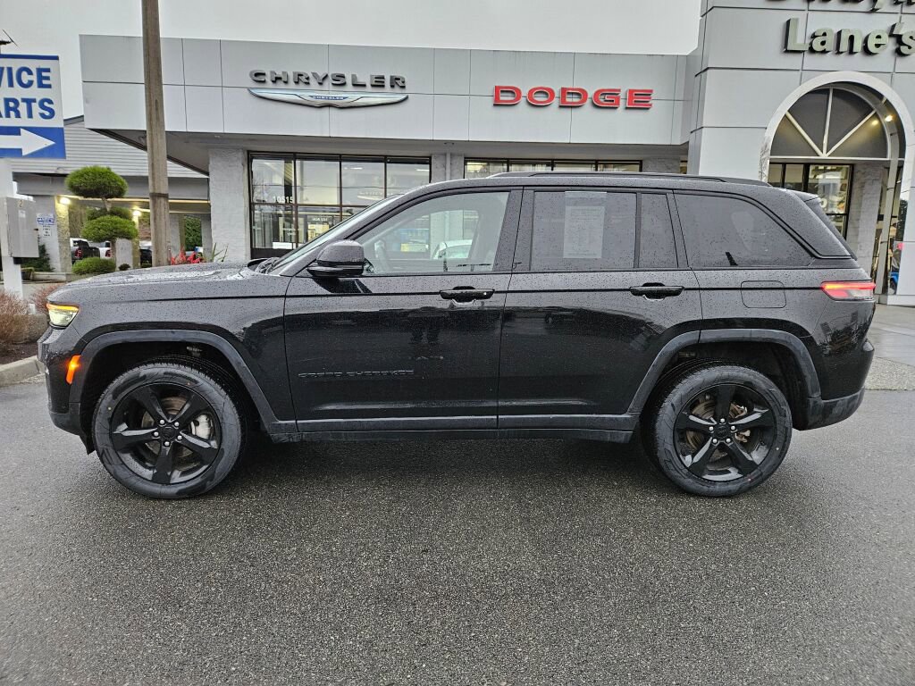 Used 2023 Jeep Grand Cherokee Limited w/ Luxury Tech Group II image 2