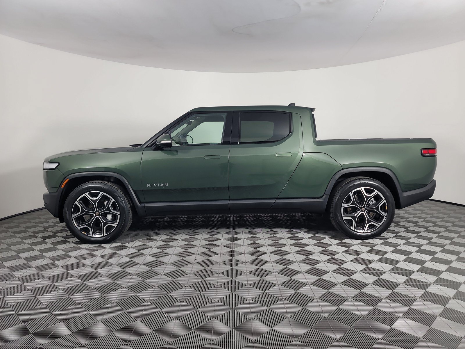 Used 2024 Rivian R1T Adventure AWD/4WD image 2