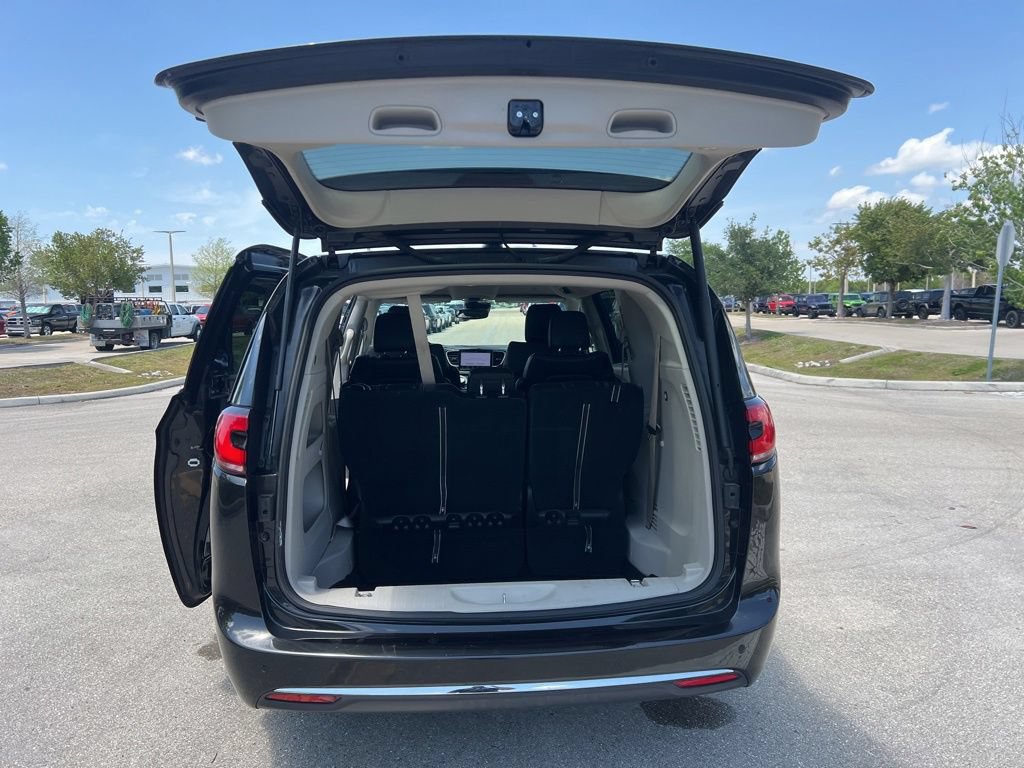 Certified 2023 Chrysler Pacifica Touring-L FWD image 28