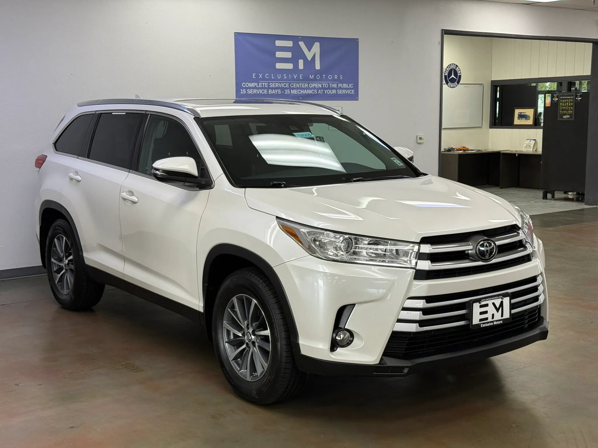 Used 2019 Toyota Highlander XLE AWD/4WD image 2