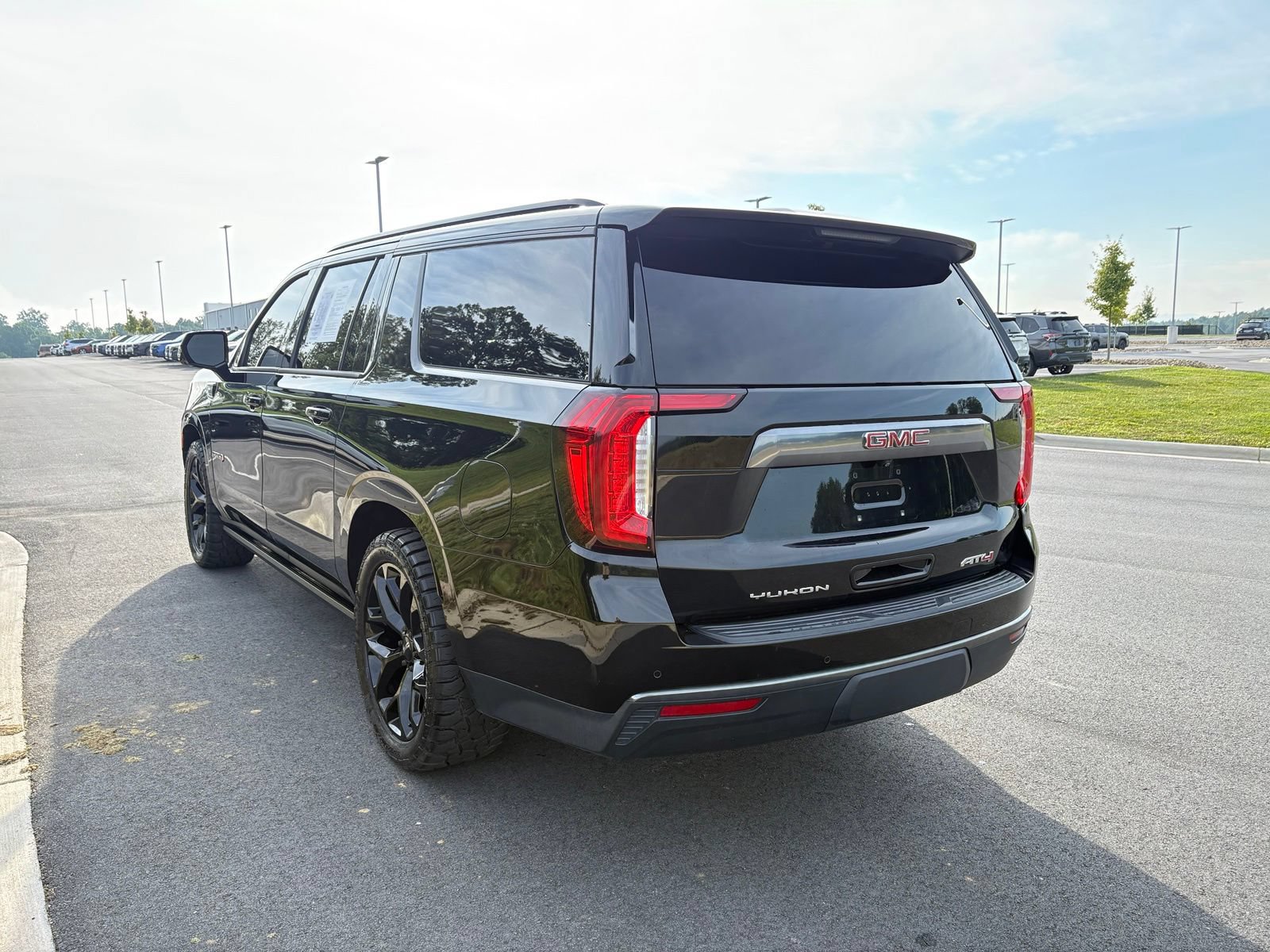 Used 2021 GMC Yukon XL AT4 w/ AT4 Premium Plus Package AWD/4WD image 6