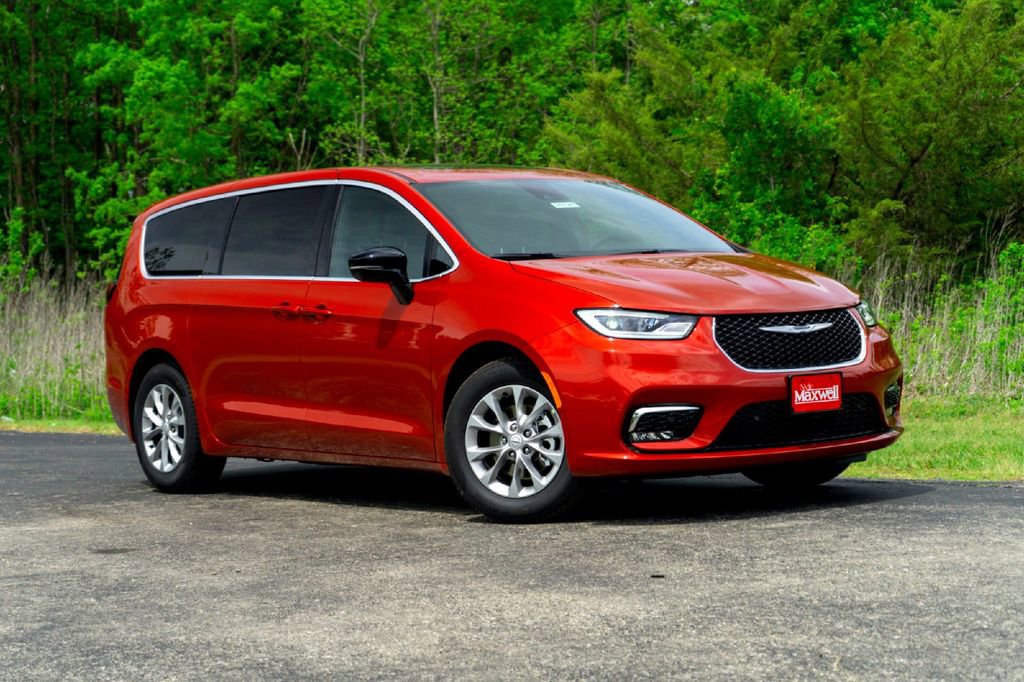 New 2026 Chrysler Pacifica Limited FWD image 2