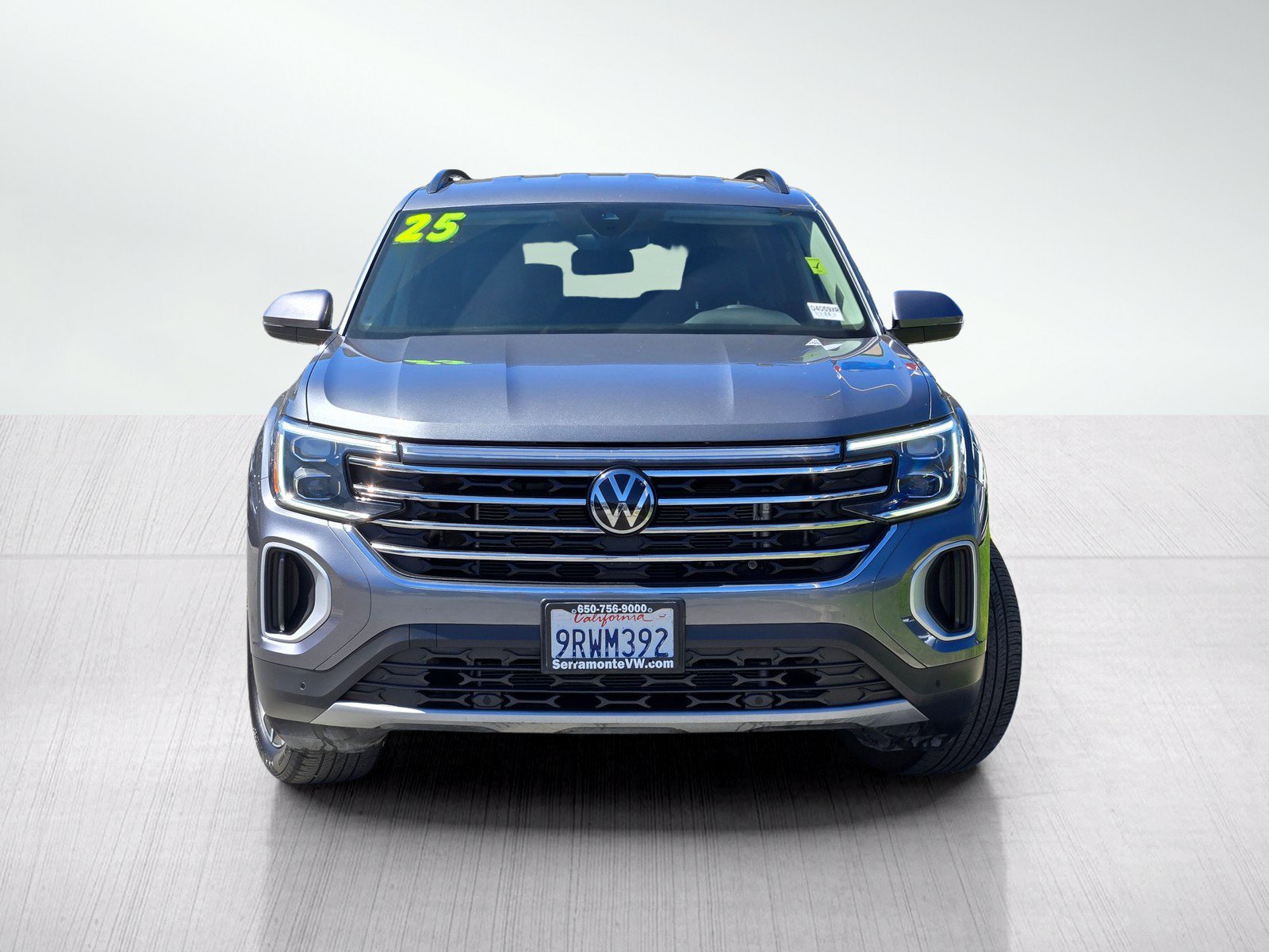 Used 2025 Volkswagen Atlas SE AWD/4WD image 2