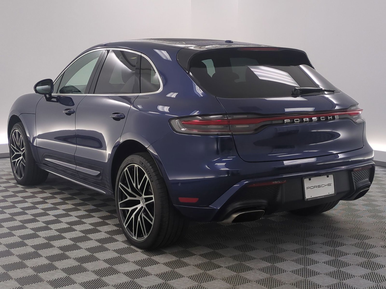 Certified 2023 Porsche Macan image 2