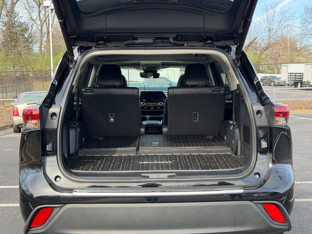 Used 2023 Toyota Highlander XLE image 4