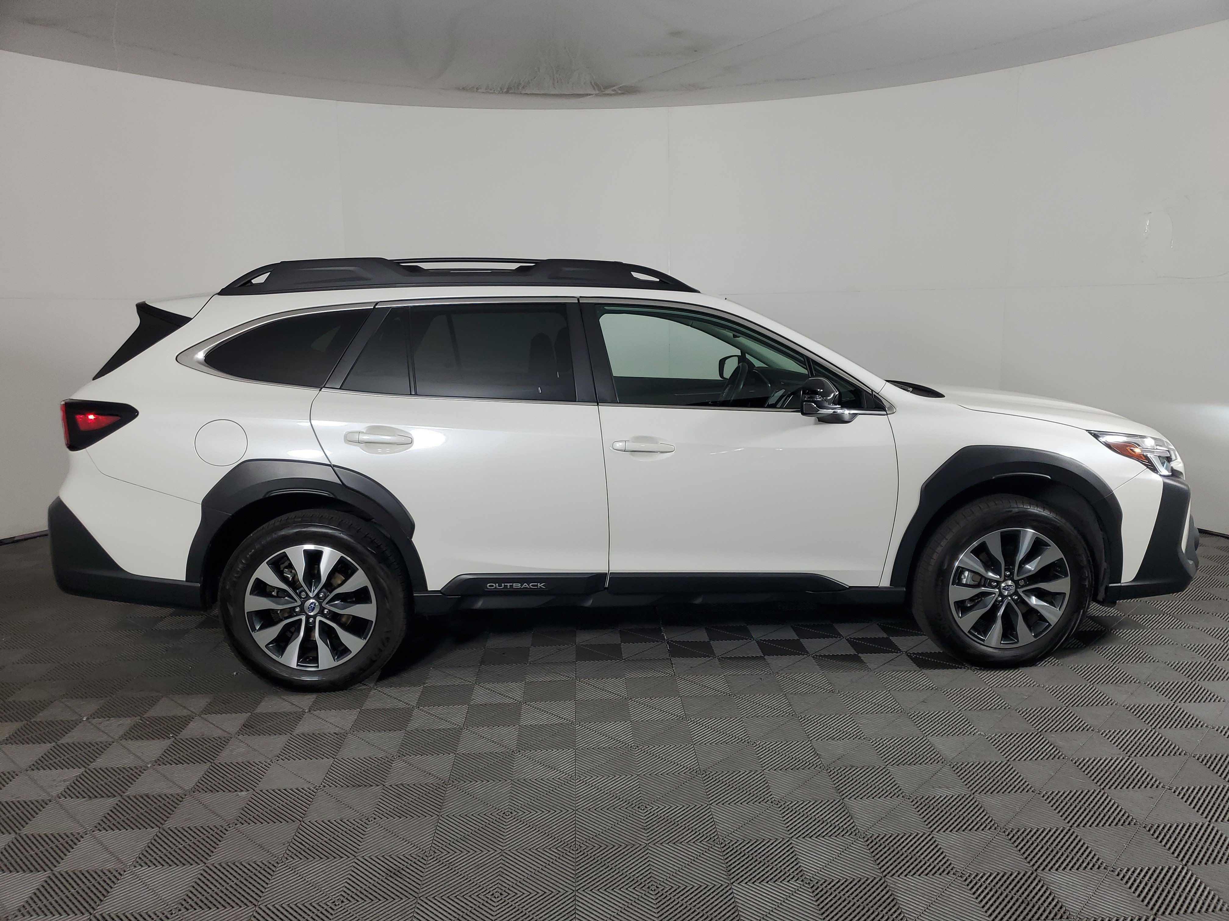 Used 2023 Subaru Outback Limited AWD/4WD image 3