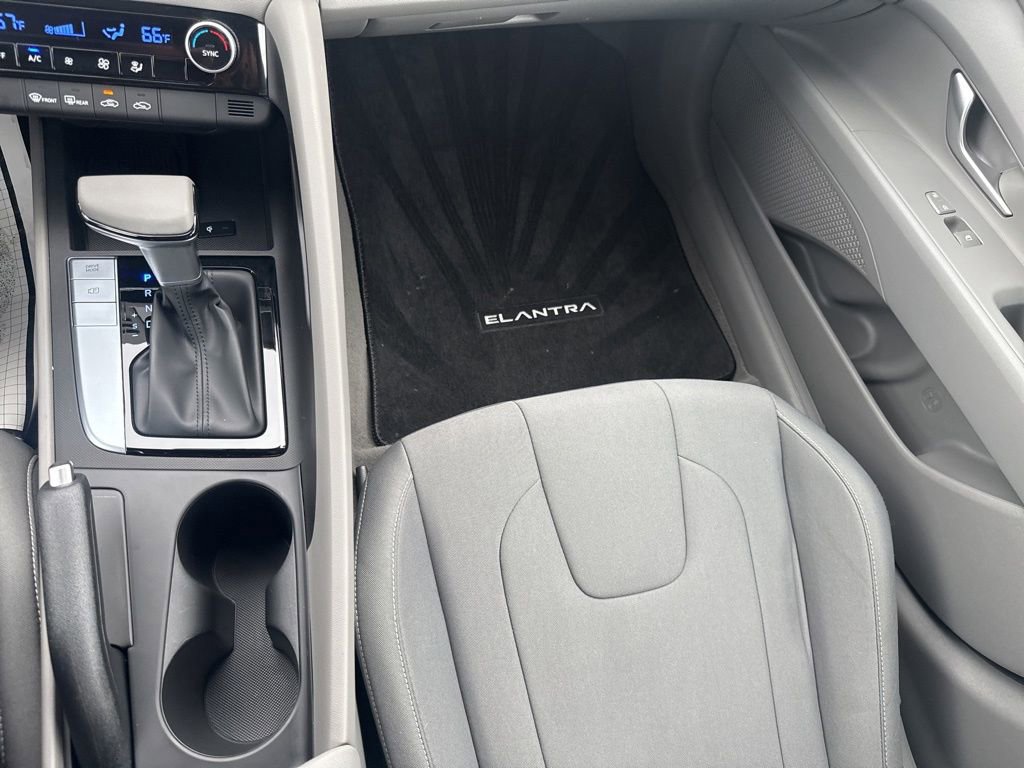 Used 2025 Hyundai Elantra Sport image 37