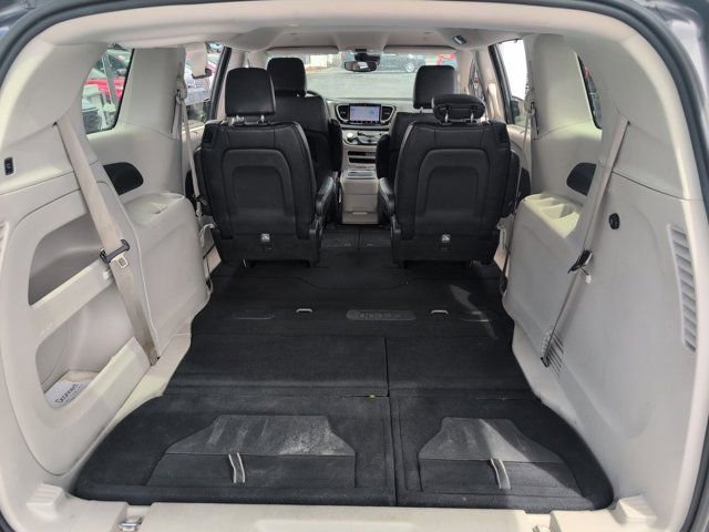 Used 2023 Chrysler Pacifica Touring-L image 28