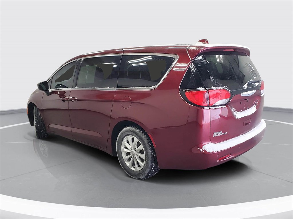 Used 2017 Chrysler Pacifica Touring image 4