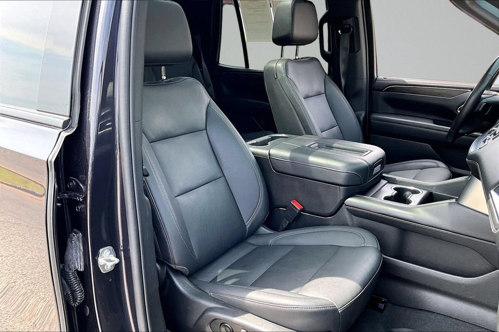 Used 2022 Chevrolet Tahoe Z71 w/ Luxury Package AWD/4WD image 7