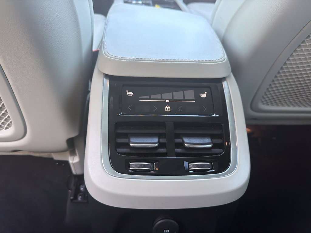 Certified 2024 Volvo XC90 T8 Plus AWD/4WD image 7