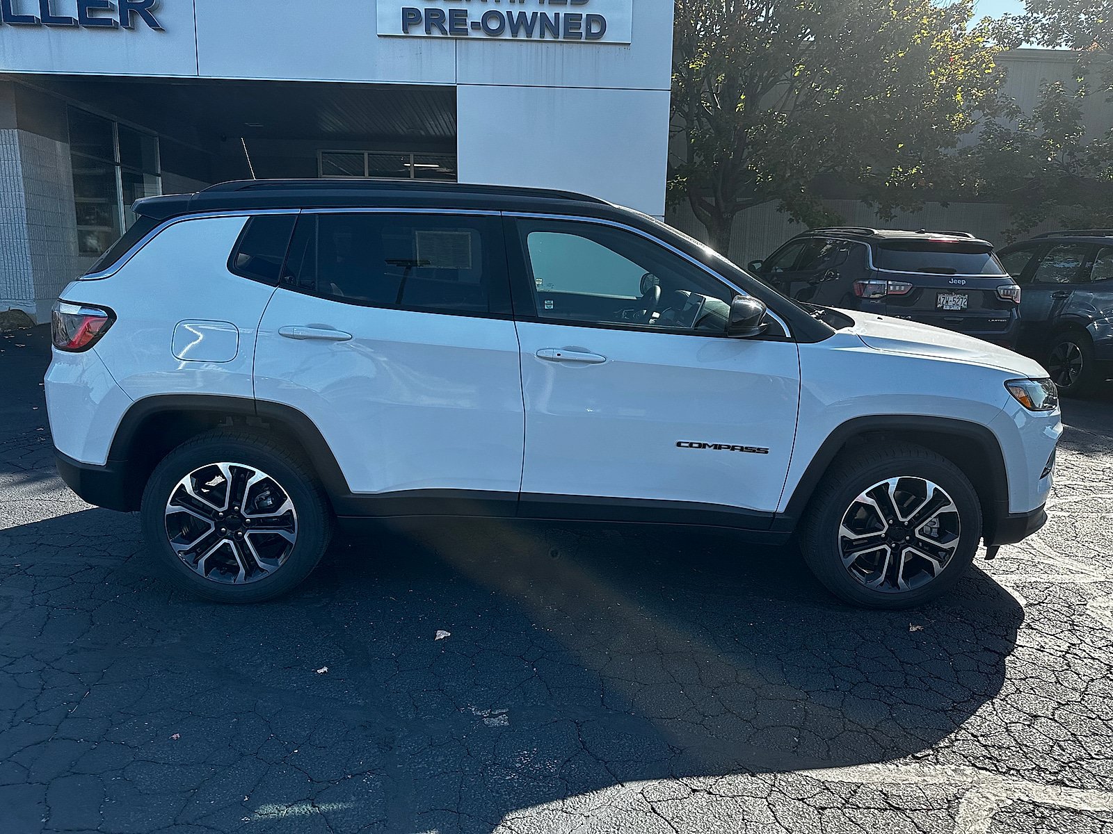 Used 2023 Jeep Compass Limited AWD/4WD image 2
