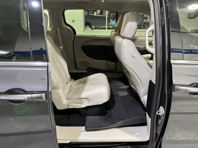 Used 2021 Chrysler Pacifica Touring-L image 14