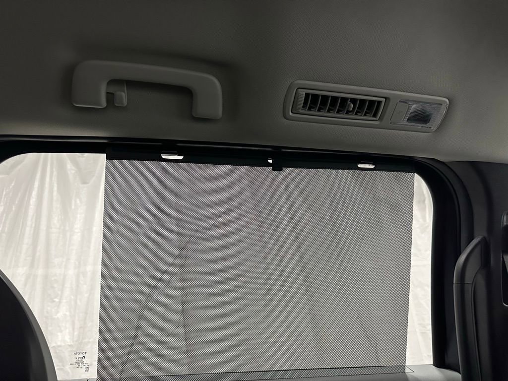 Used 2025 Toyota Sienna LE FWD image 44