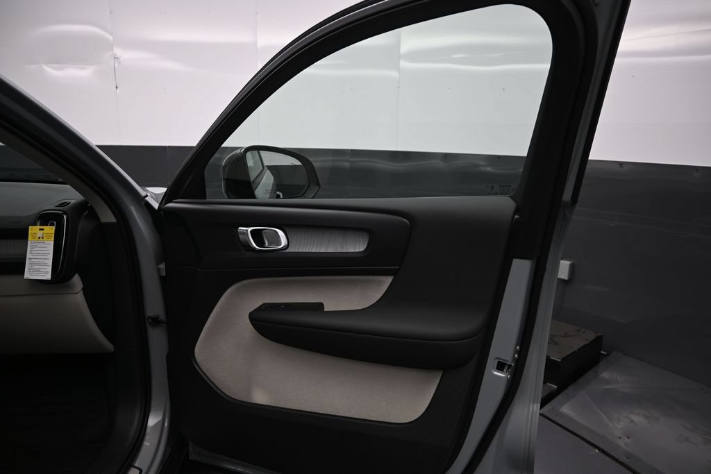 New 2026 Volvo XC40 B5 Plus w/ Protection Package Premier AWD/4WD image 17
