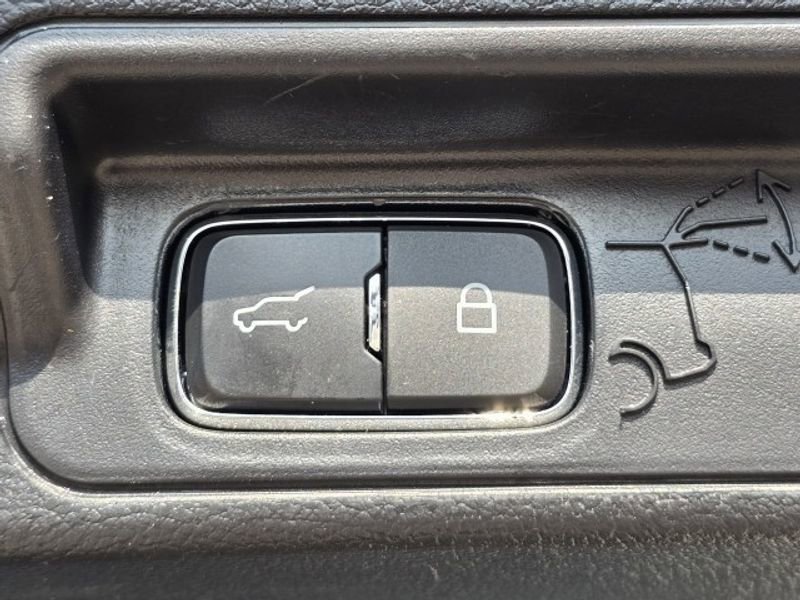 Used 2022 Ford Explorer XLT w/ Equipment Group 202A image 13