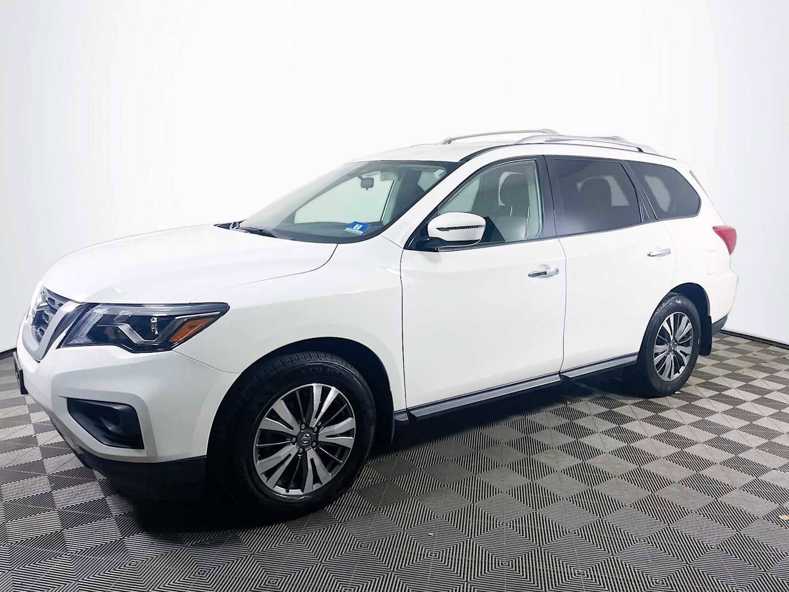 Used 2020 Nissan Pathfinder S image 1