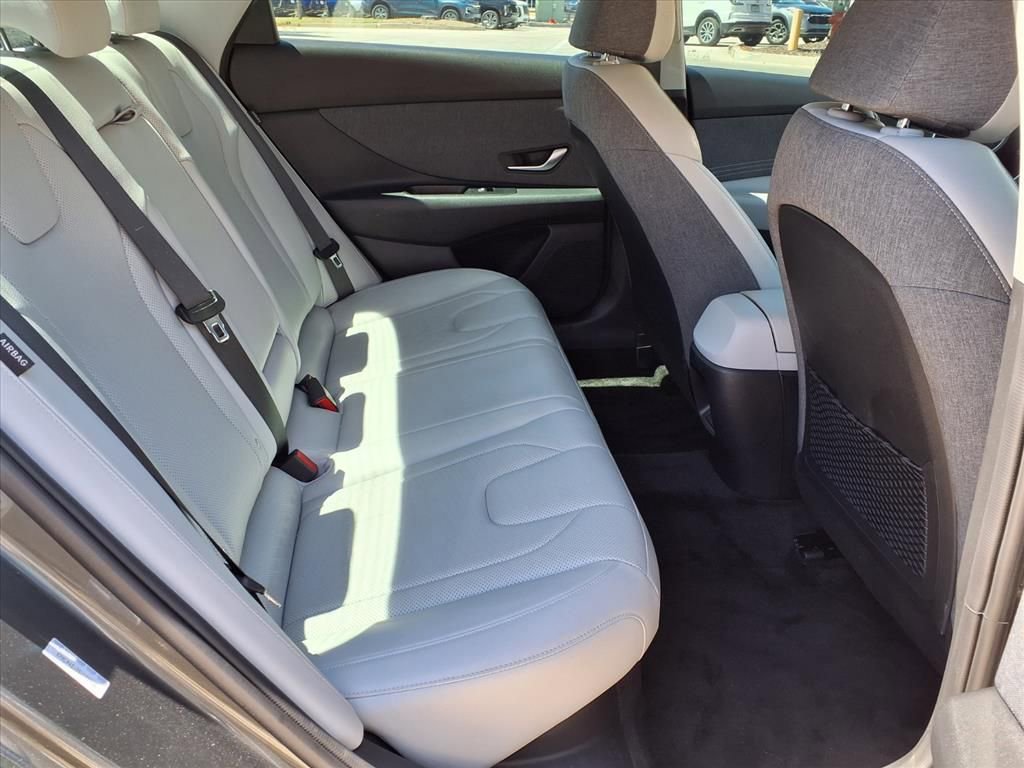 Used 2025 Hyundai Elantra Limited FWD image 12